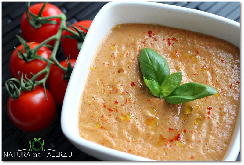 Zupa pomidorowo-bazyliowa.
