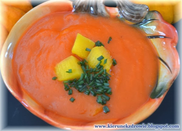 Kremowa zupa z dyni z pieczonymi warzywami.