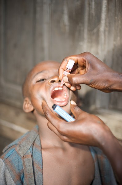 Jak WHO uszczęśliwiła Ugandę szczepionkami na polio.
