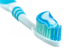 Jak Ministerstwo „Zdrowia” dba o nasze zdrowie – pasty do zębów?