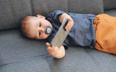 Telefon w ręku malucha